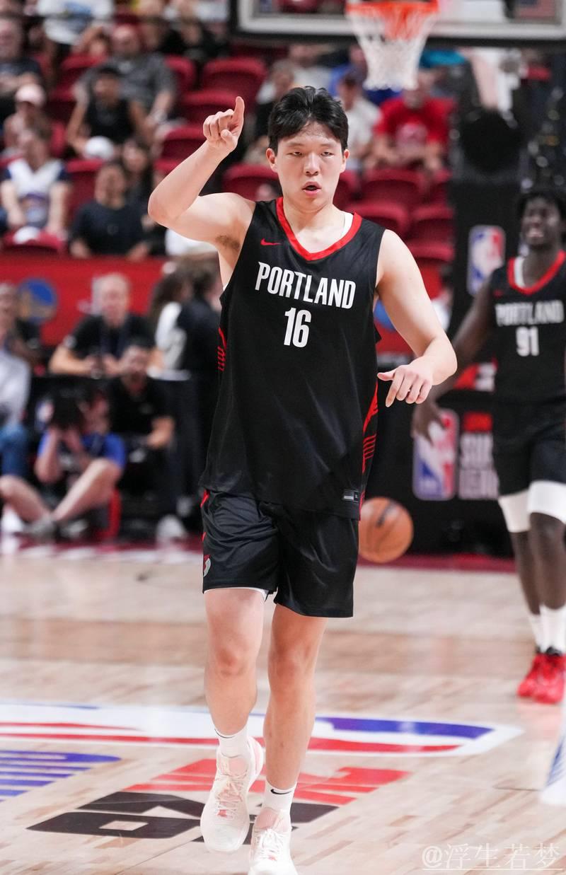 杨瀚森社交平台晒赛场生活照并写道：十二月