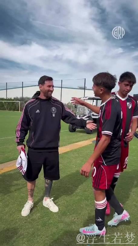 世界杯足球赛场上的梅西与少年球员